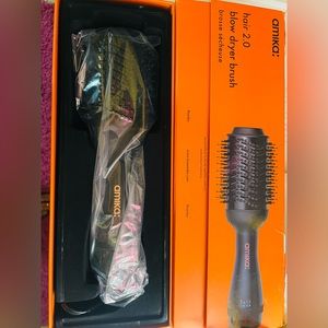 Amika 2.0 blow dry brush